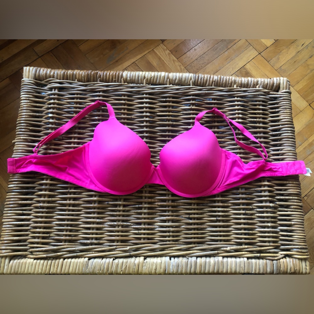 PINK VICTORIA’S SECRET LIGHTLY LINED BRA 💕